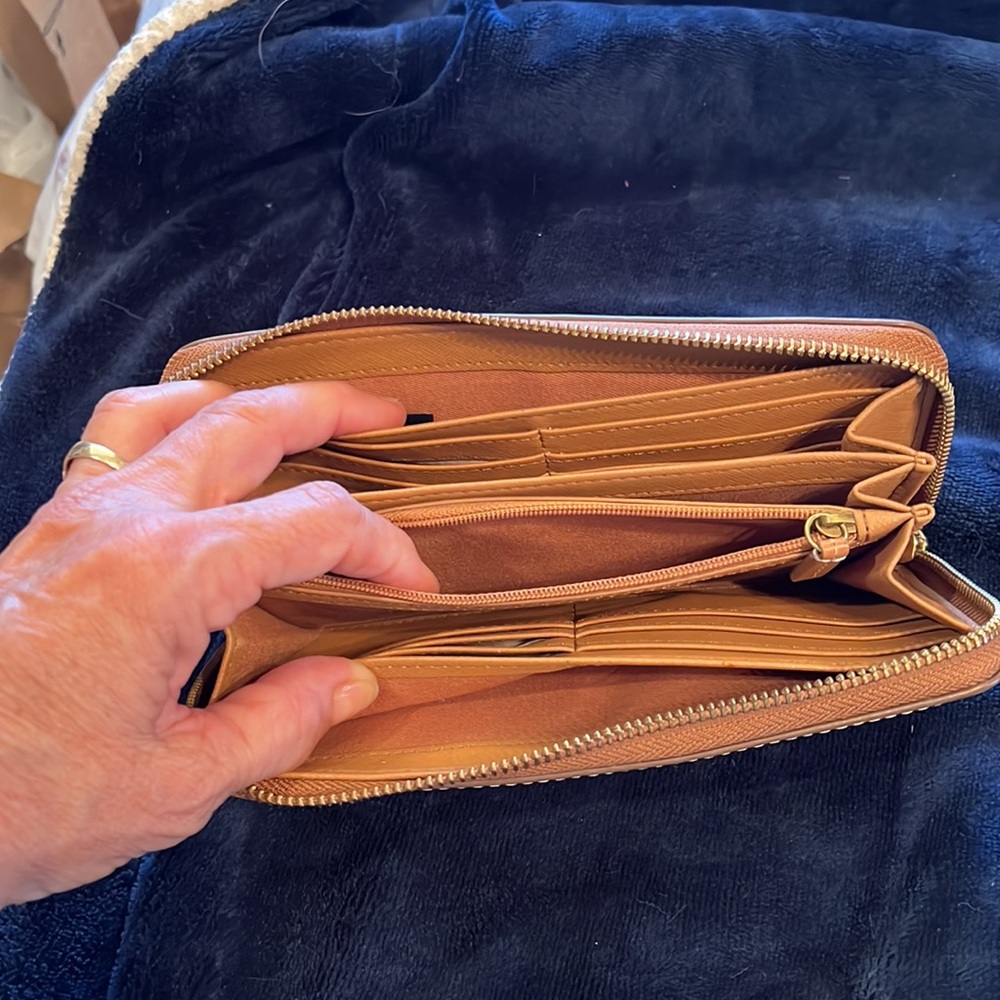 FOSSIL ZIP AROUND WALLET - Picture 7 of 10
